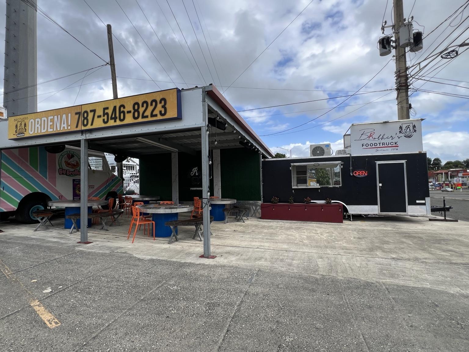 Brother’s R Foodtruck y su área de mesas en Aguada